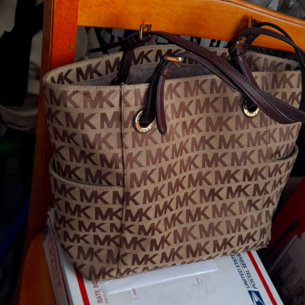 Michael kors bag very good condition brown